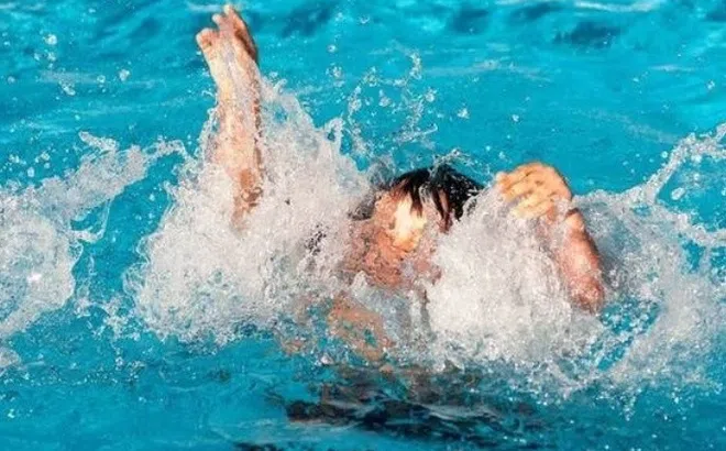 Bác sĩ kể lại giây phút cứu bé gái đuối nước tại bể bơi