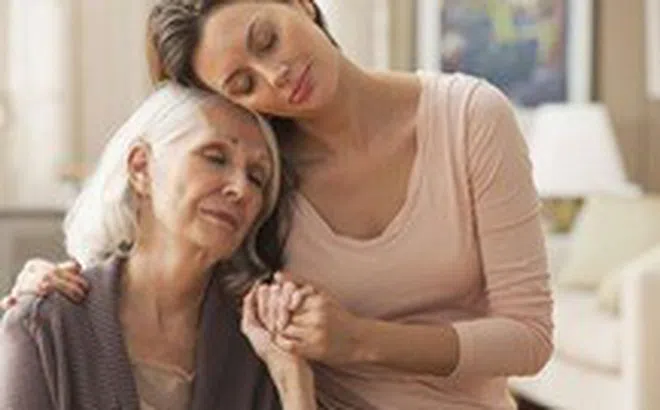 Mẹ mắc Alzheimer, con có nguy cơ bị di truyền