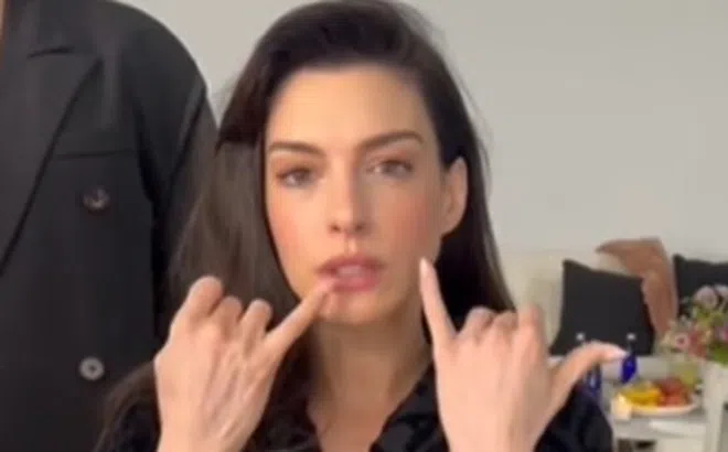 Bí quyết trẻ hóa của Anne Hathaway