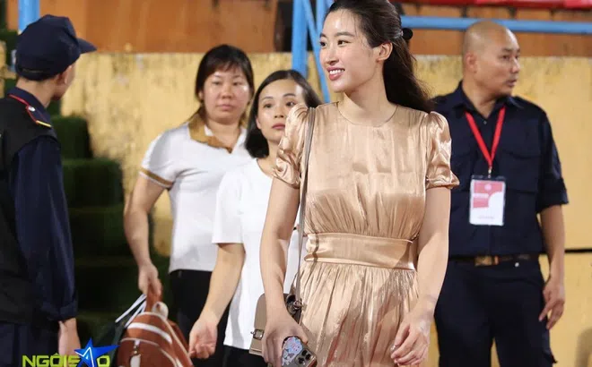 Thời trang cổ vũ bóng đá của Đỗ Mỹ Linh