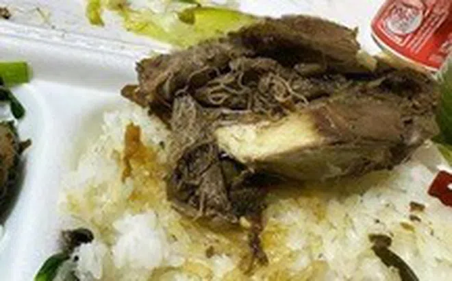 Nghi vấn quán cơm bán đồ ăn có giòi tại Hạ Long