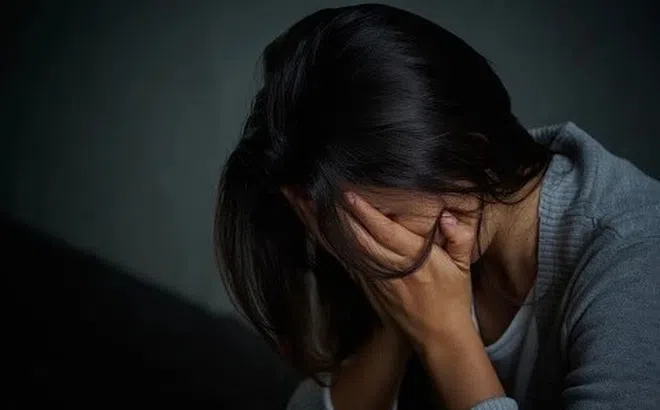 Lý do khiến người phụ nữ bất ngờ ngại giao tiếp, sợ ánh sáng