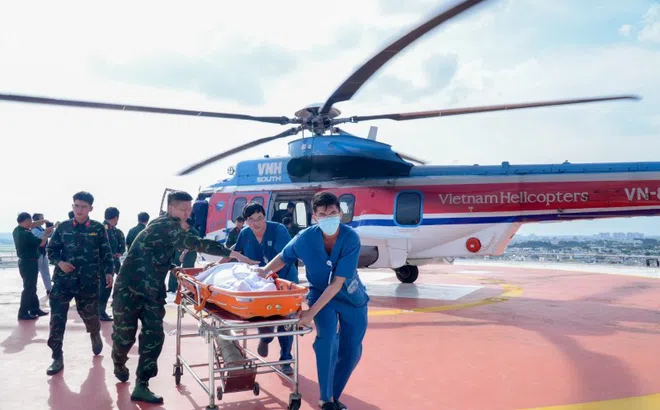 Trực thăng đưa 2 bệnh nhân ở Trường Sa về TP.HCM cấp cứu