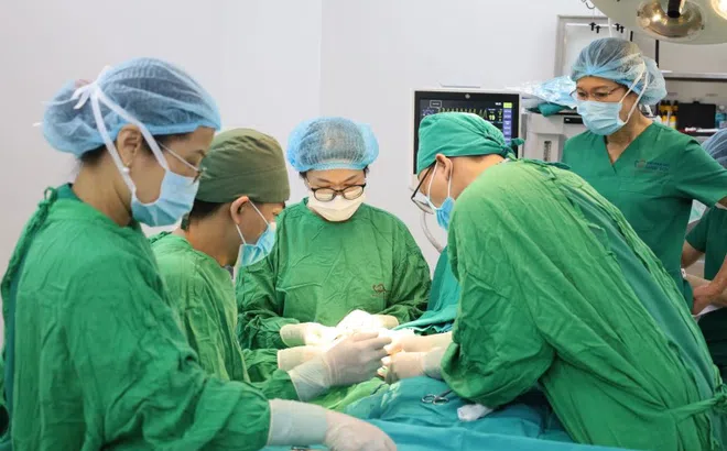 Người đàn ông nhập viện với nửa cẳng chân đứt lìa