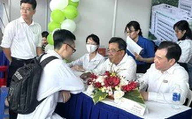 Nhiều trung tâm y tế ở TP.HCM 'trắng tay' trong tuyển dụng bác sĩ, tại sao?