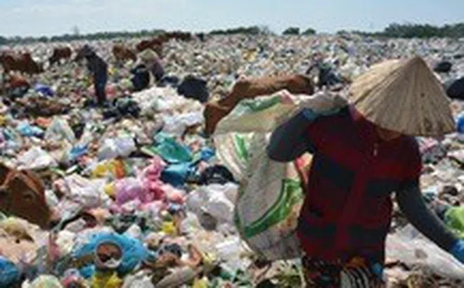 Cận cảnh bãi rác lớn nhất Bình Thuận quá tải, ô nhiễm nặng