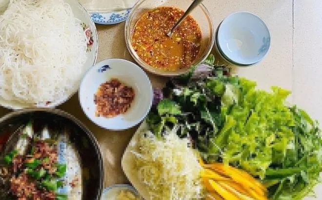 Nhiều người thích ăn rau sống, làm sao tránh ký sinh trùng?