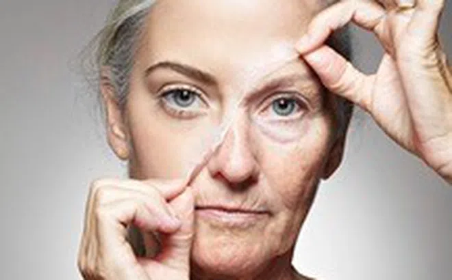 Con người già đi đáng kể ở hai giai đoạn nào trong đời?