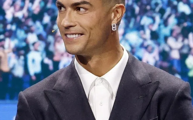 Ronaldo đeo trang sức đính kim cương