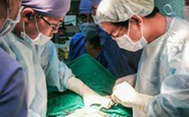 Cắt bỏ đoạn ruột hoại tử, cứu bé trai 4 ngày tuổi