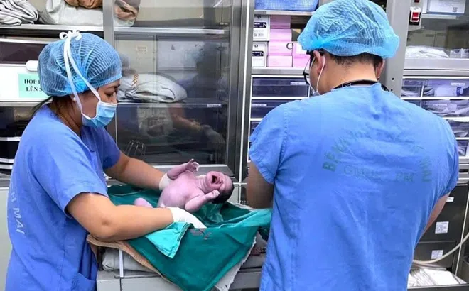 Bên trong Bệnh viện Bạch Mai khi bão Yagi quét qua Hà Nội