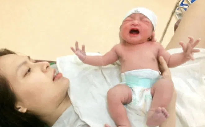 Khoảnh khắc những em bé chào đời giữa tâm bão Yagi