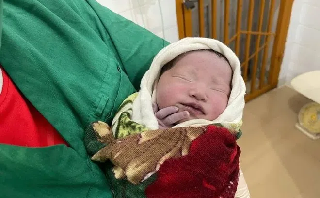 Sản phụ Lào Cai đi bộ 14 giờ, vượt 40 km đường rừng để sinh con