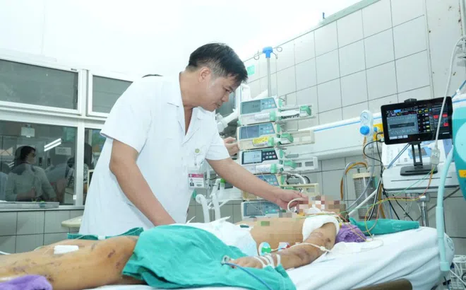 Bé gái trong vụ lũ quét Làng Nủ có dịch phổi đục ngầu, đầy bùn cát