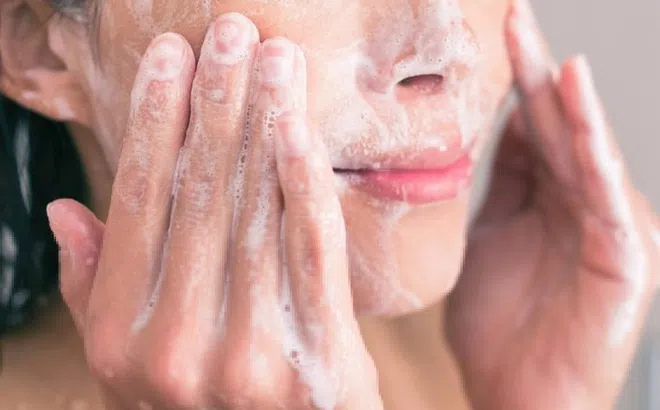 Mỗi ngày nên rửa mặt mấy lần?