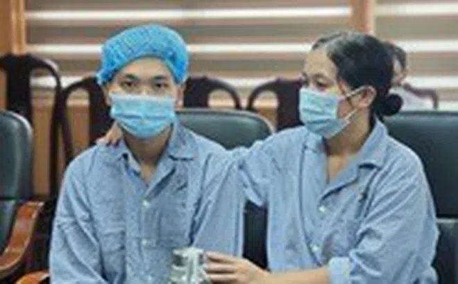 Hồi phục sau ca mổ ghép thận: ‘Mẹ đã sinh ra tôi thêm một lần nữa’