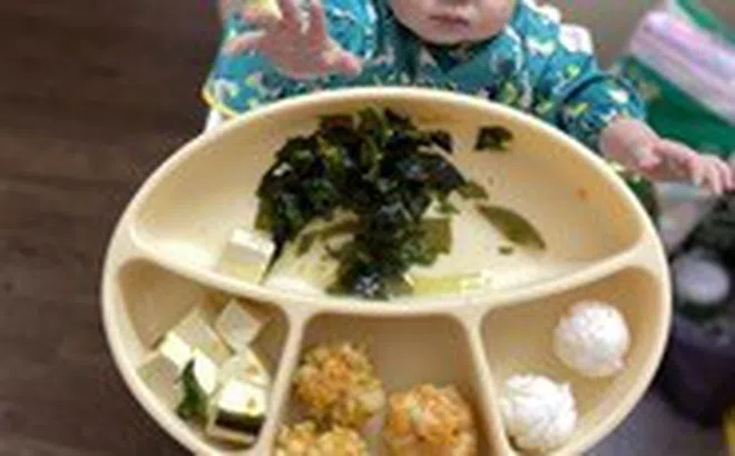 Đừng mắc sai lầm: Cho con ăn giặm quá sớm, vừa ăn vừa xem điện thoại