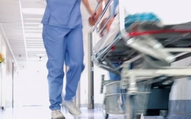 Bé trai mất hoàn toàn da vùng kín sau khi ngã xuống đầm tôm