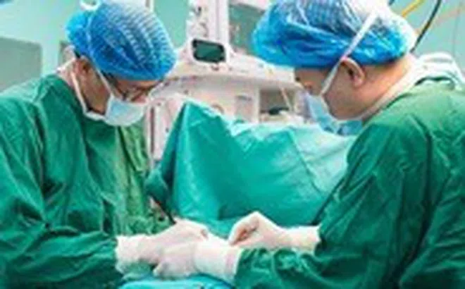 Kẹt tay vào cửa, bé gái nhập viện với búp ngón tay bị đứt lìa