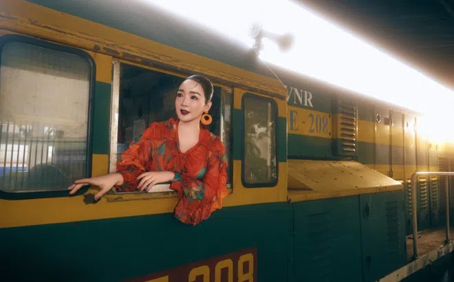 Giáng My tạo dáng ở ga Sài Gòn