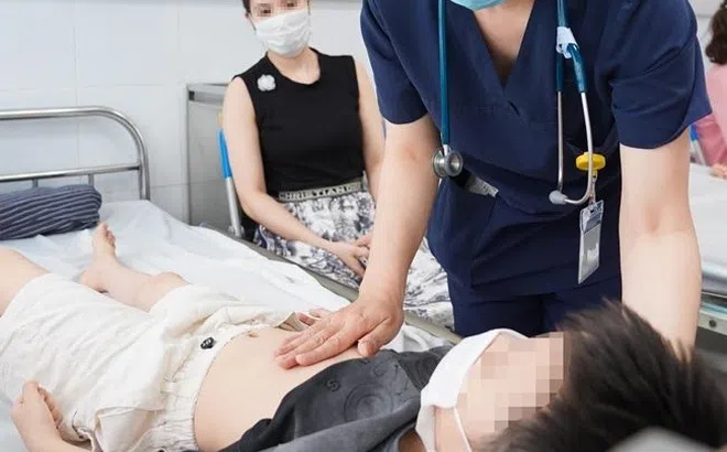 Bé trai được phát hiện viêm màng não sau một ngày sốt