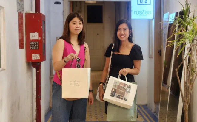 Khách nước ngoài khen shopping ở TP HCM rẻ hơn Bangkok