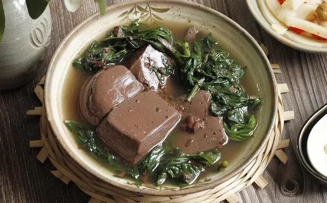 Tiết luộc có nhiều tác dụng, ai cần kiêng?