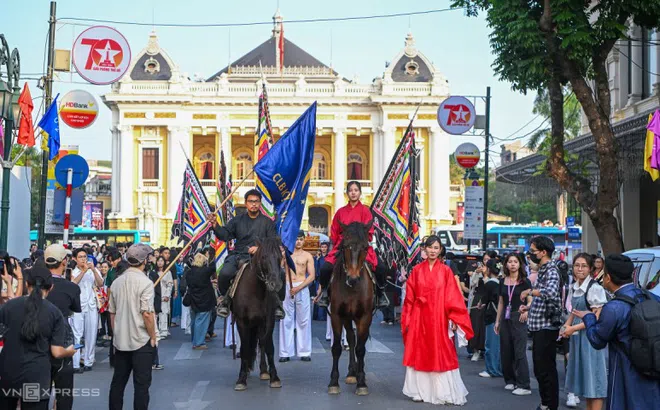 Hàng trăm người diễu hành cổ phục trên phố đi bộ Hà Nội