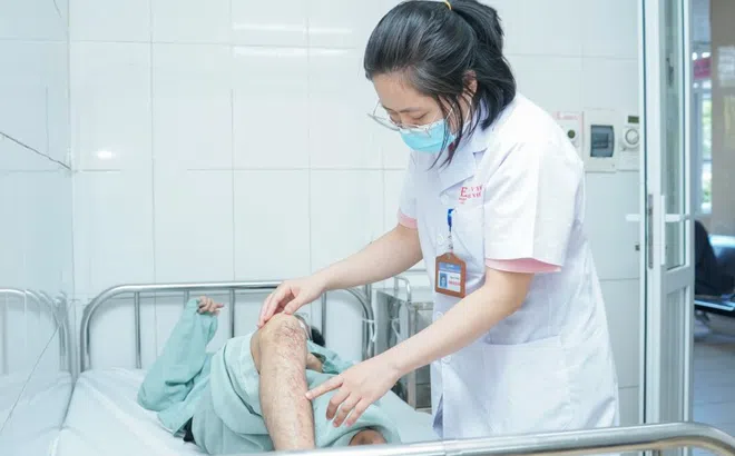 Nam thanh niên 'rước họa' vì rắc bột kháng sinh lên vết thương
