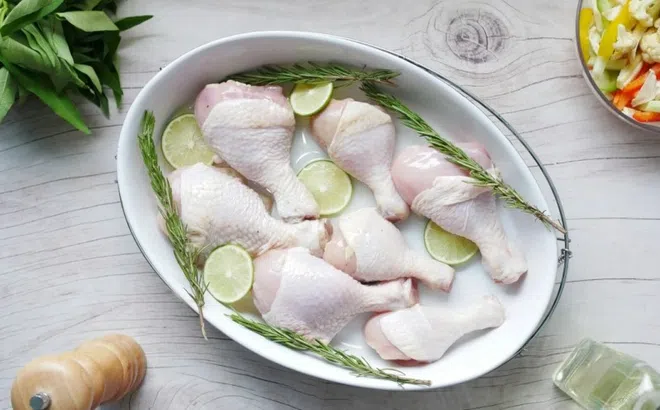 Loại vi khuẩn dễ mắc khi ăn thịt gia cầm sống