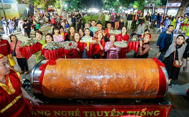 Khách vây kín xem nghệ nhân làng Ước Lễ làm giò chả thủ công