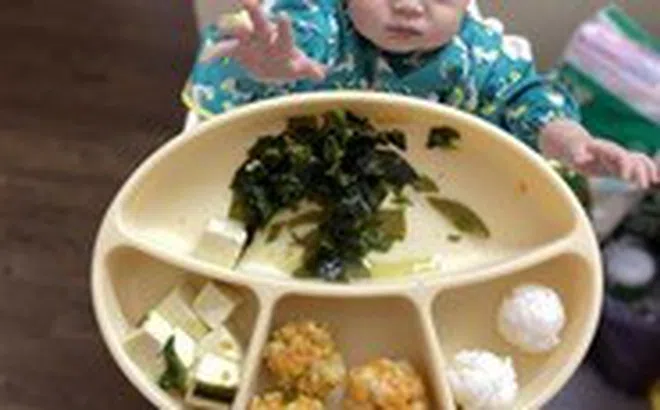 Bác sĩ chỉ rõ tác hại khi cho trẻ ăn quá no vào buổi tối