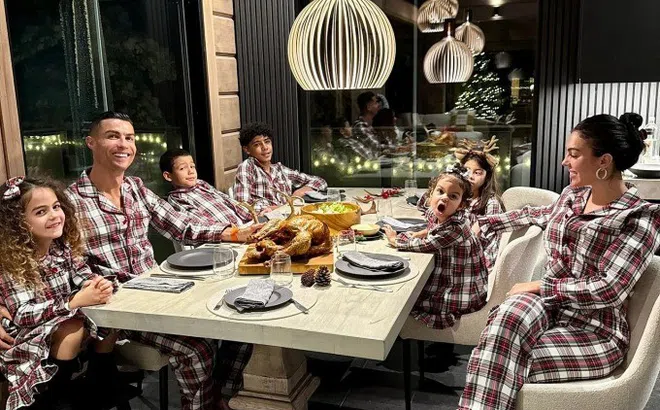 Ronaldo cùng gia đình diện đồ ngủ ở tiệc Giáng sinh