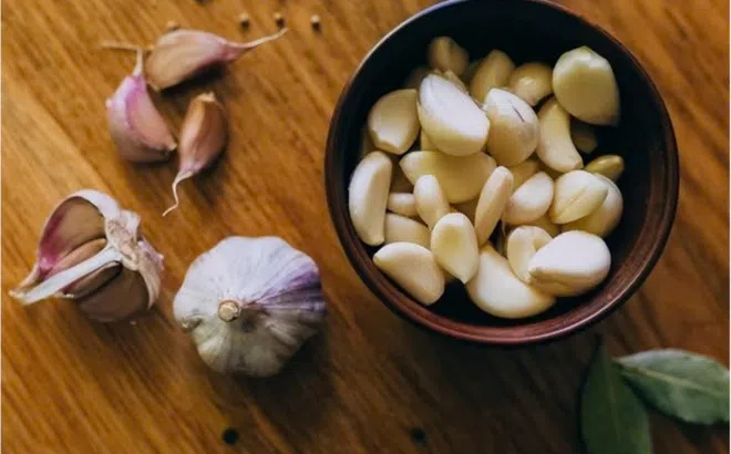 Nam giới ăn tỏi thường xuyên có những lợi ích bất ngờ gì?
