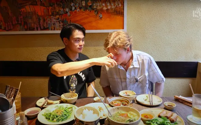 Khách nước ngoài lần đầu thử cà pháo mắm tôm