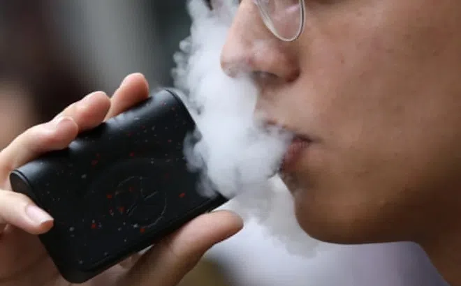 Phạt đến 2 triệu đồng, thông báo về cơ quan nếu hút thuốc lá điện tử