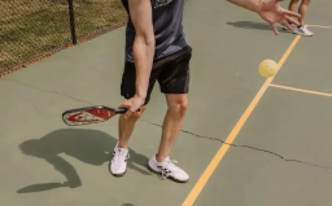 Chơi pickleball sai tư thế, người đàn ông đứt gân cơ