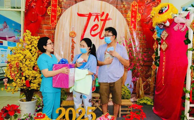 Hai bé sơ sinh cực non cùng ba mẹ đón mùa xuân đầu tiên đầy nụ cười