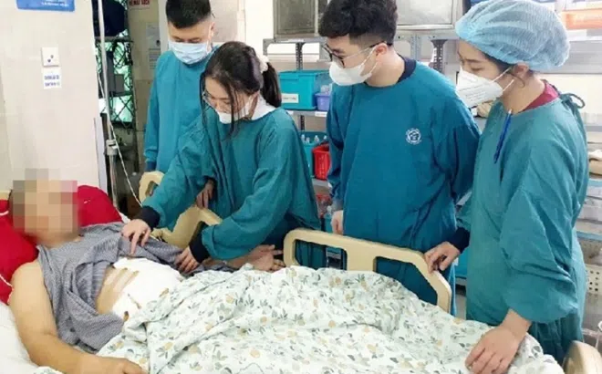 Người đàn ông trẻ phải cắt 1,5 mét ruột vì một thói xấu khó bỏ
