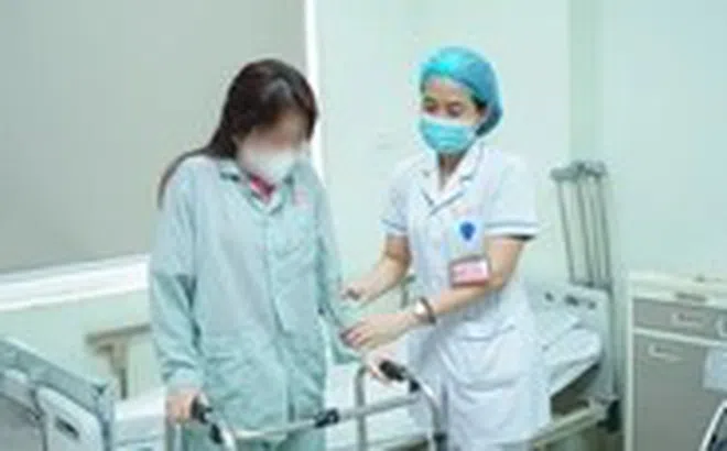 Cô gái trẻ mắc chứng bệnh 'xương hóa đá' hiếm gặp