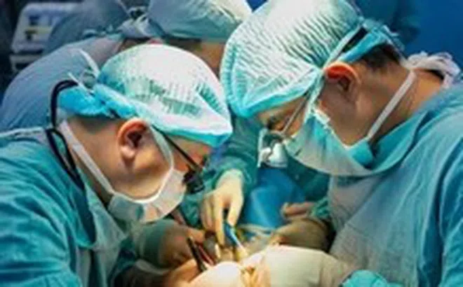 Bé gái mắc bệnh hiếm gặp, tự làm tổn thương mình, không nhận được người nhà...