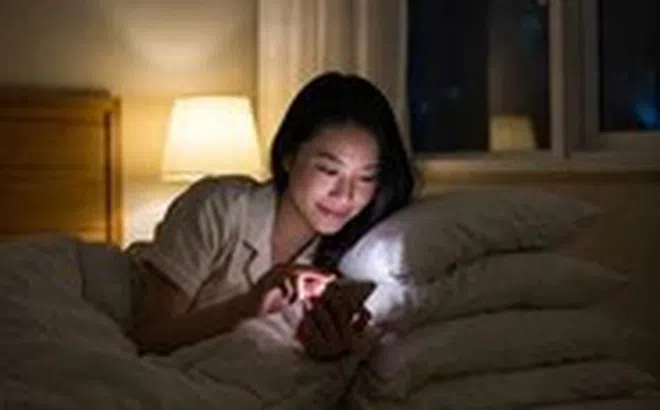 Lướt điện thoại bao lâu sẽ gây mất ngủ?
