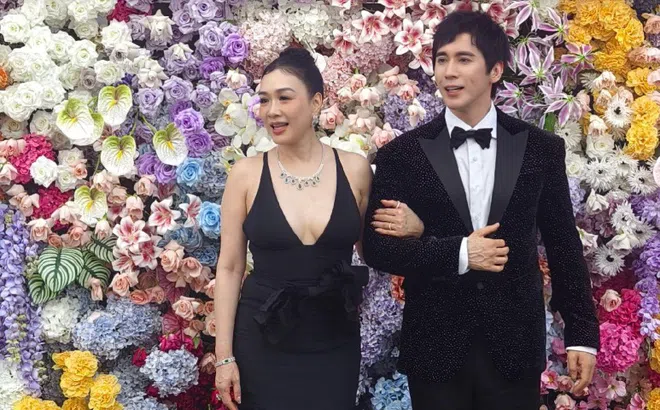 'Biểu tượng gợi cảm' Chung Lệ Đề sánh đôi chồng