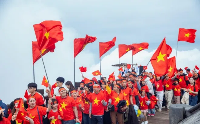Hàng nghìn người đến Fansipan xem thượng cờ dịp lễ 30/4
