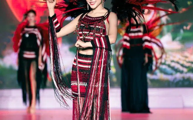 Váy áo 'Sắc màu Tây Nguyên' bằng len