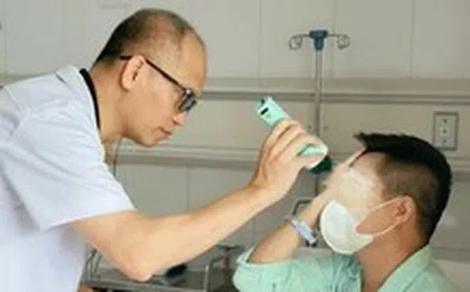 Tiêm filler xóa nhăn trán, người đàn ông mù một mắt