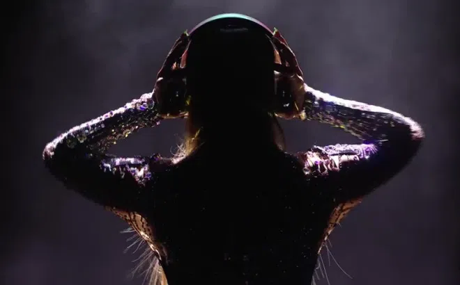 Jennifer Lopez diện bodysuit của nhà thiết kế gốc Việt