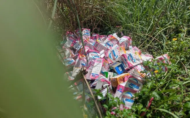 Cận cảnh các loại thuốc và TPCN bị đổ đống ven đường tại TP.HCM