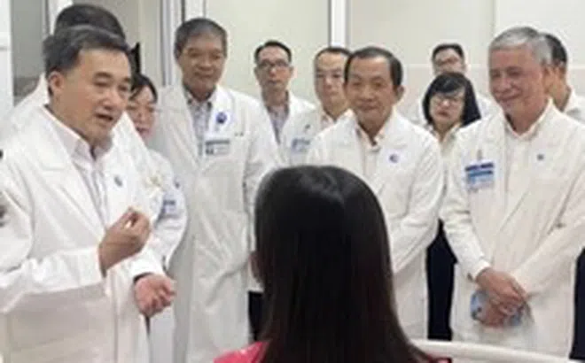 Ê kíp thông tim bào thai cho sản phụ người Singapore nhận bằng khen của bộ trưởng Bộ Y tế