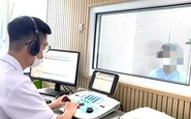 Nam thanh niên đột ngột bị điếc sau khi tắm khuya